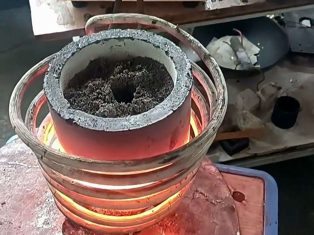 海拓高頻熔煉爐礦石熔煉實測：金屬含量達標(biāo)即可提煉，原礦篩選后輕松分離！