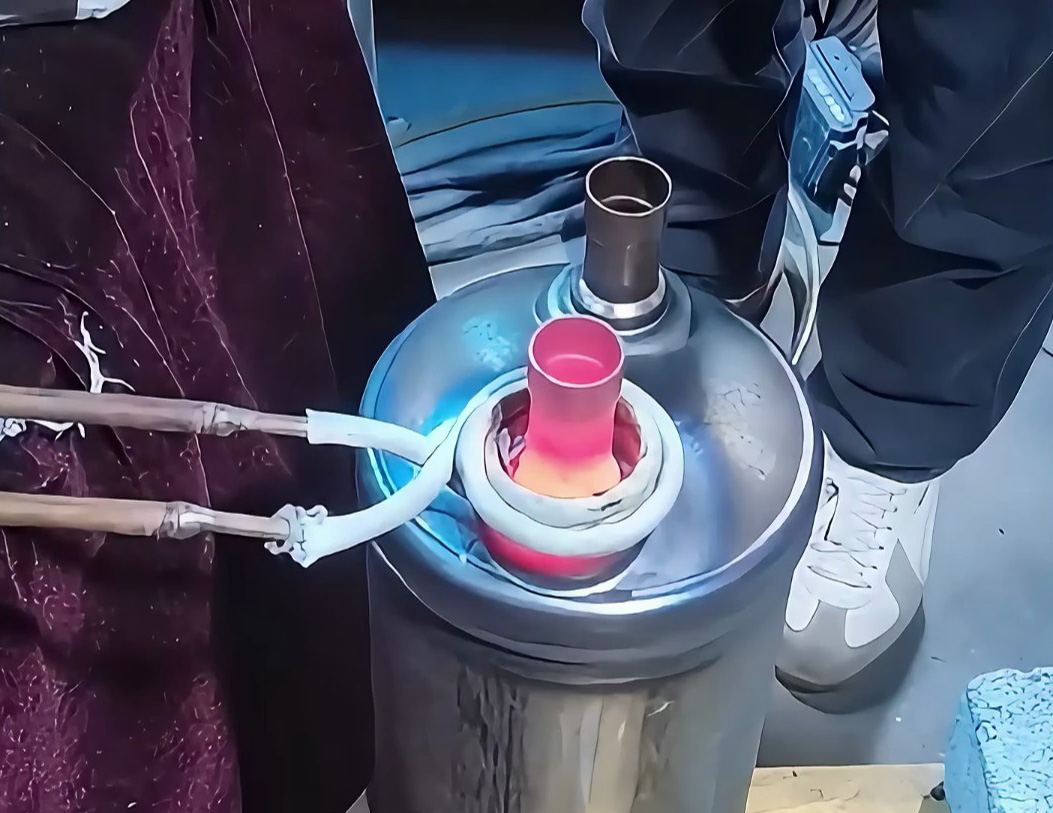 銅和不銹鋼都能焊？看高頻釬焊機(jī)焊接分液器銅與不銹鋼接口！
