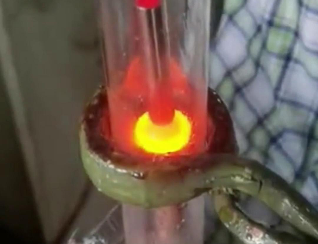 通過手持式高頻加熱機(jī)在氮?dú)獗Ｗo(hù)下焊接銅管，可以獲得高質(zhì)量的焊縫，提高產(chǎn)品的性能和可靠性