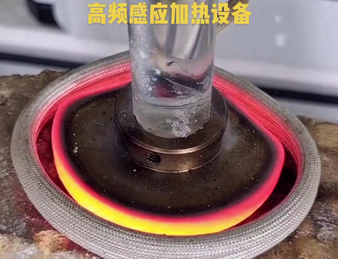 高頻焊機(jī)焊接因其高效、高質(zhì)量、環(huán)保、操作簡便和適應(yīng)性強(qiáng)等優(yōu)點(diǎn)，被廣泛應(yīng)用于各個(gè)行業(yè)