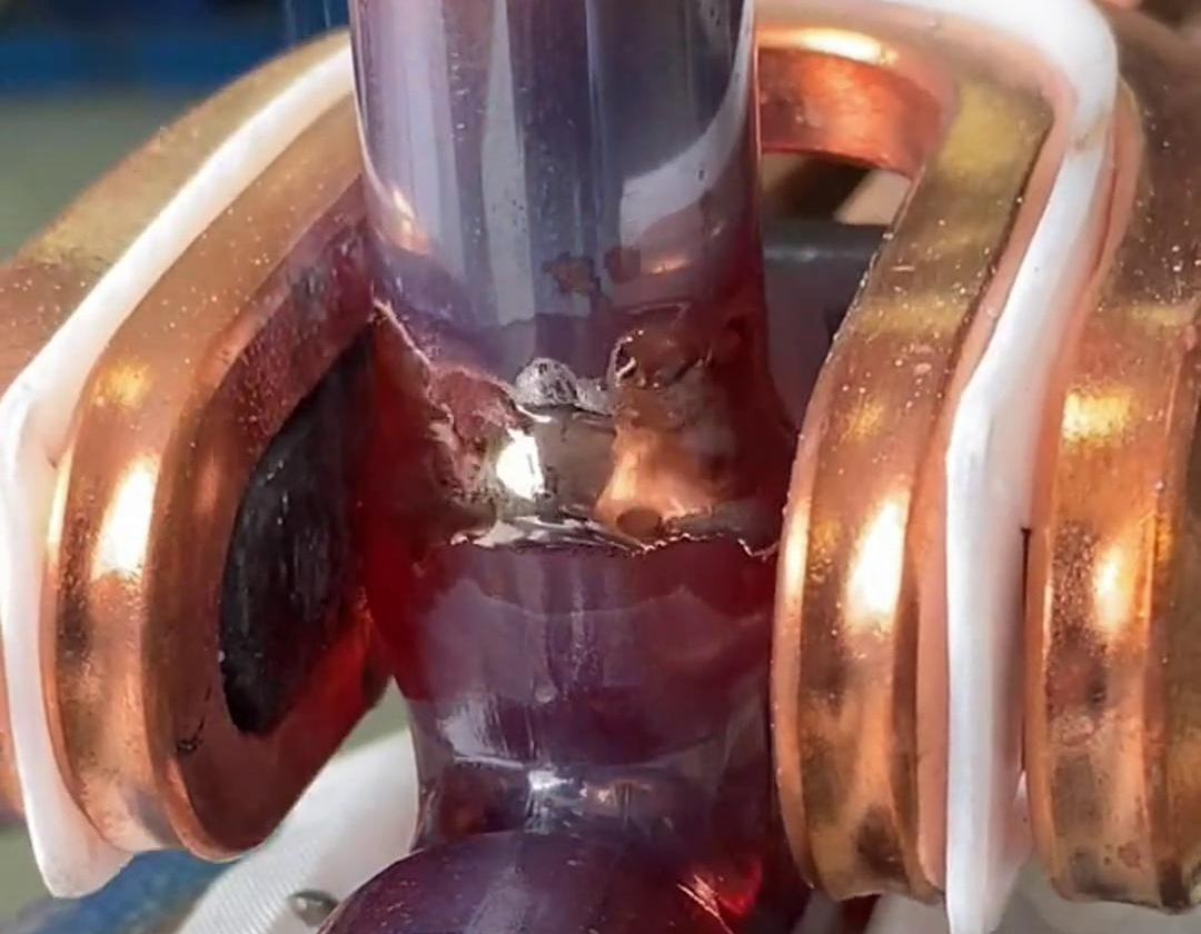 這就是手持式高頻焊機(jī)焊接銅管的效果，有了它，可以放棄大部分火焰焊接場合了
