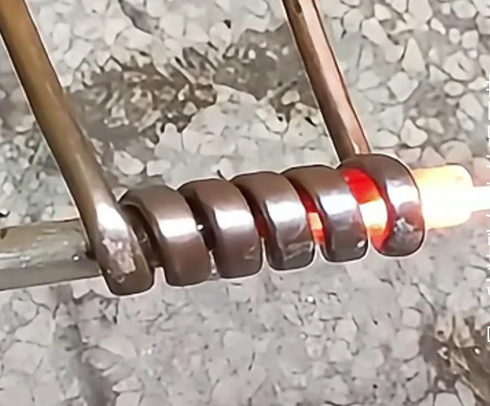 2.0鈦絲超高頻在線退火是一種特殊的熱處理工藝，用于改善鈦絲的性能和結(jié)構(gòu)