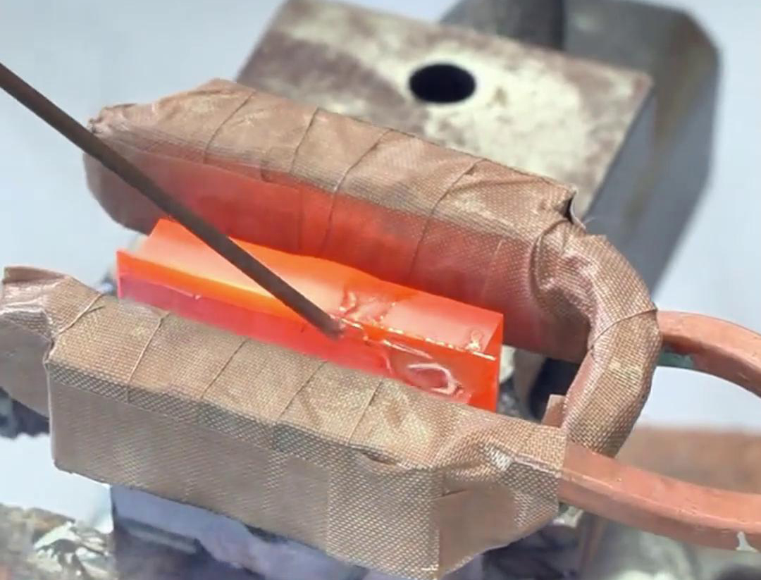 高頻焊接機(jī) 采用高頻振蕩技術(shù)，可以實(shí)現(xiàn)快速、高效的銅板焊接