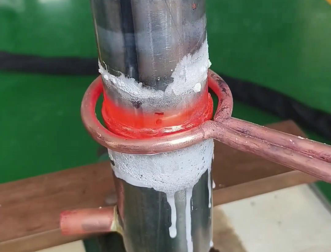 用手持式高頻焊接機去焊接不銹鋼管，它也是不銹鋼管焊接方法之一