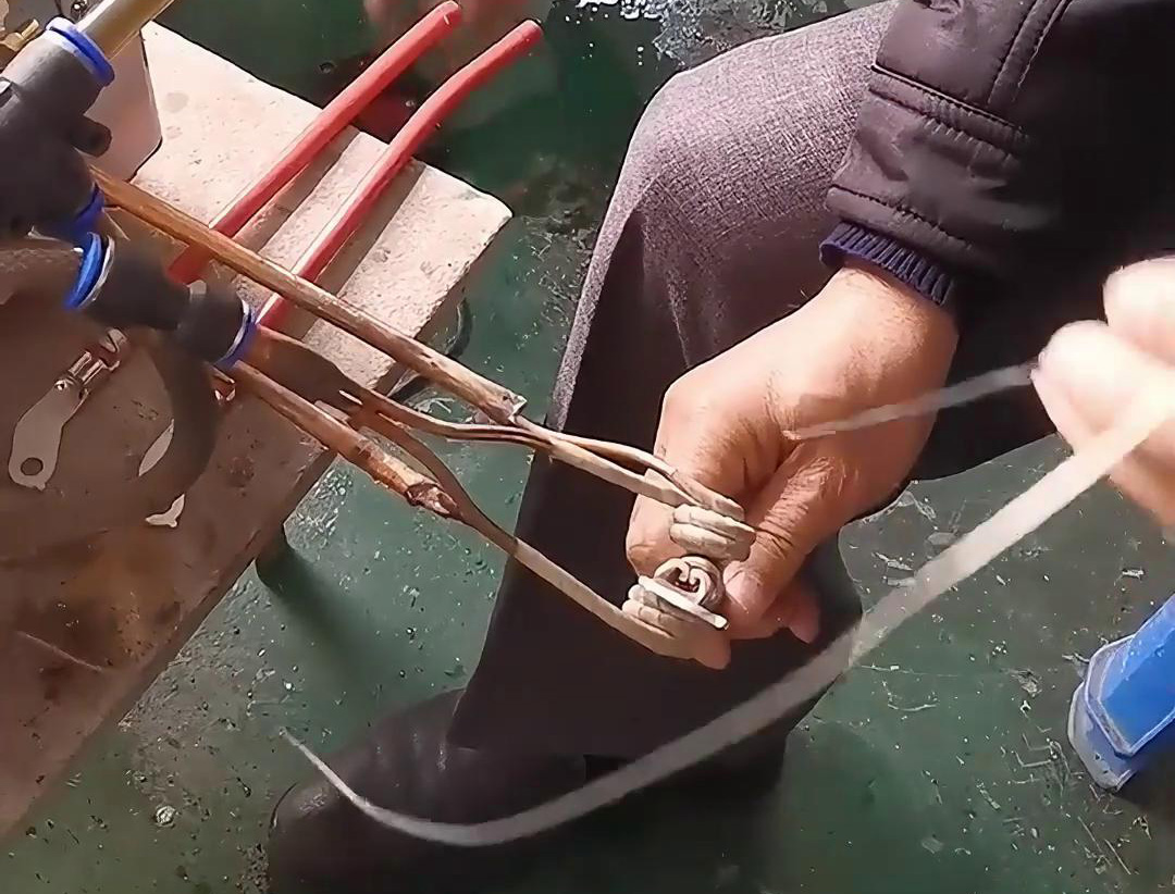 新能源線束端子錫焊用高頻焊機(jī)，提高線束端子的耐腐蝕性，延長(zhǎng)其使用壽命