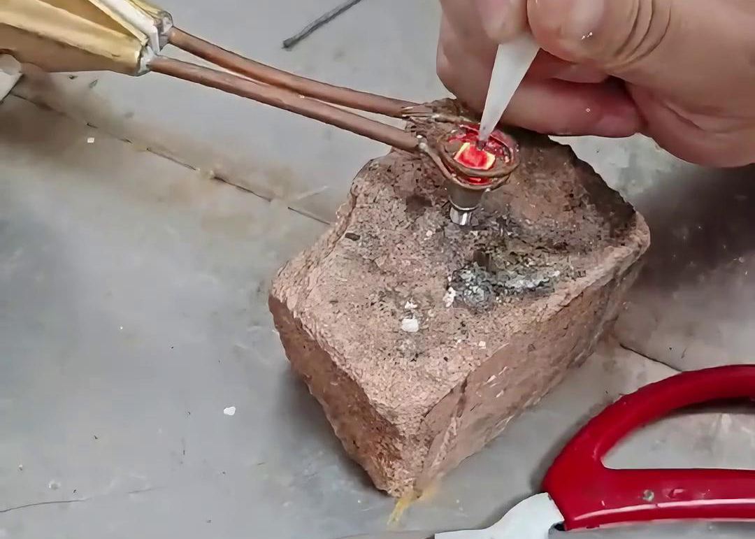 超高頻焊機(jī)憑借其獨(dú)特的工作原理和優(yōu)勢(shì)，在鎢鋼焊接方面表現(xiàn)出色