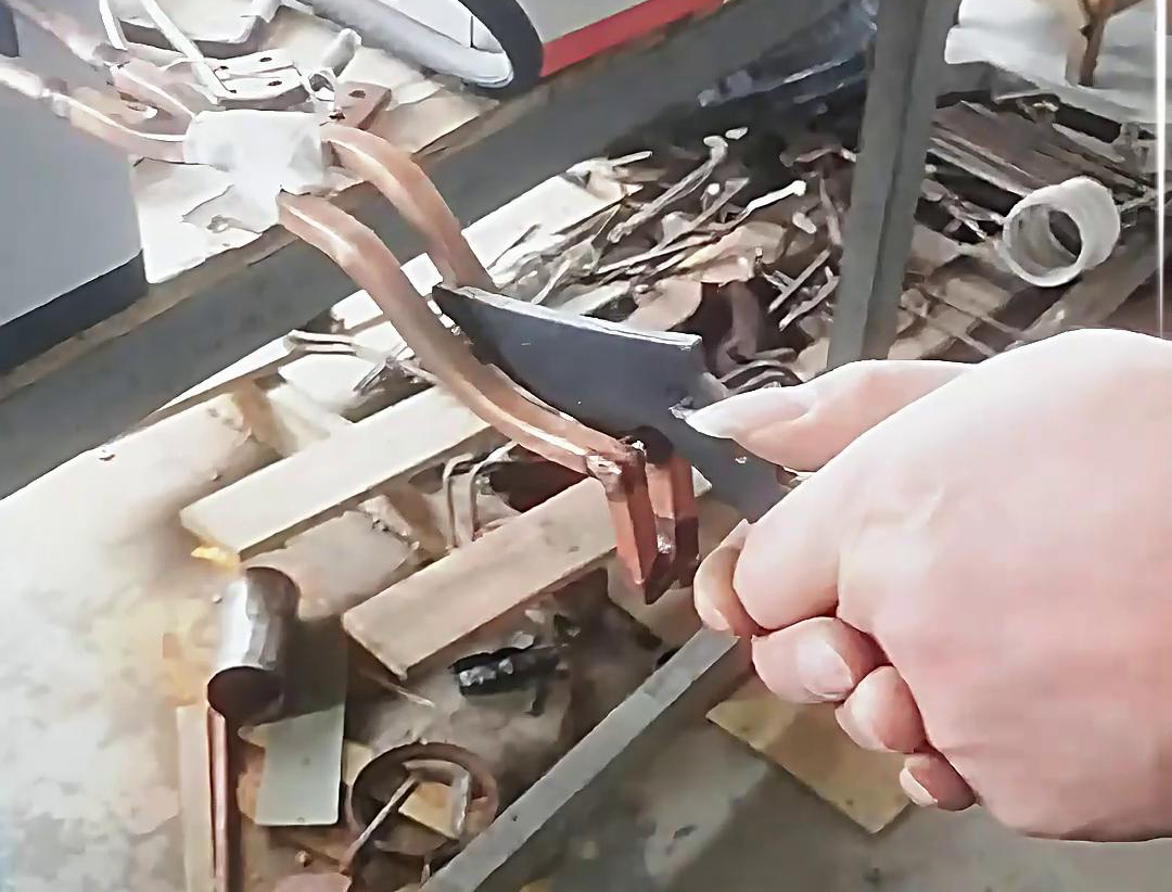 刀具淬火，根據(jù)工藝要求可以選擇高頻淬火機(jī)或者超高頻淬火設(shè)備