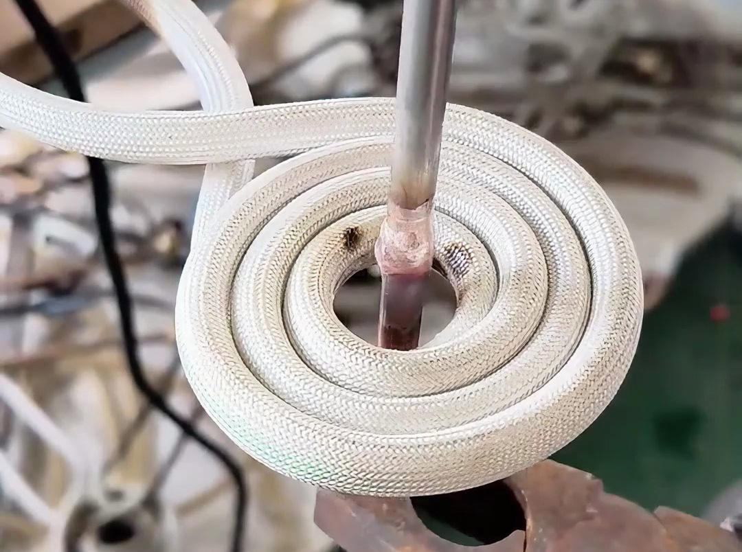 使用高頻焊接機對銅鋁管實施焊接，整個過程只要5-7秒鐘就可以完成