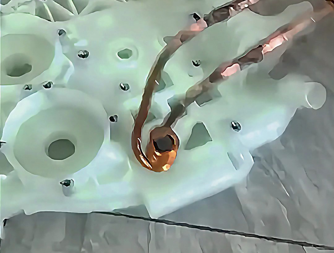 傳統(tǒng)熱裝工藝OUT，手持式高頻加熱機如何讓金屬與塑料模具不變形