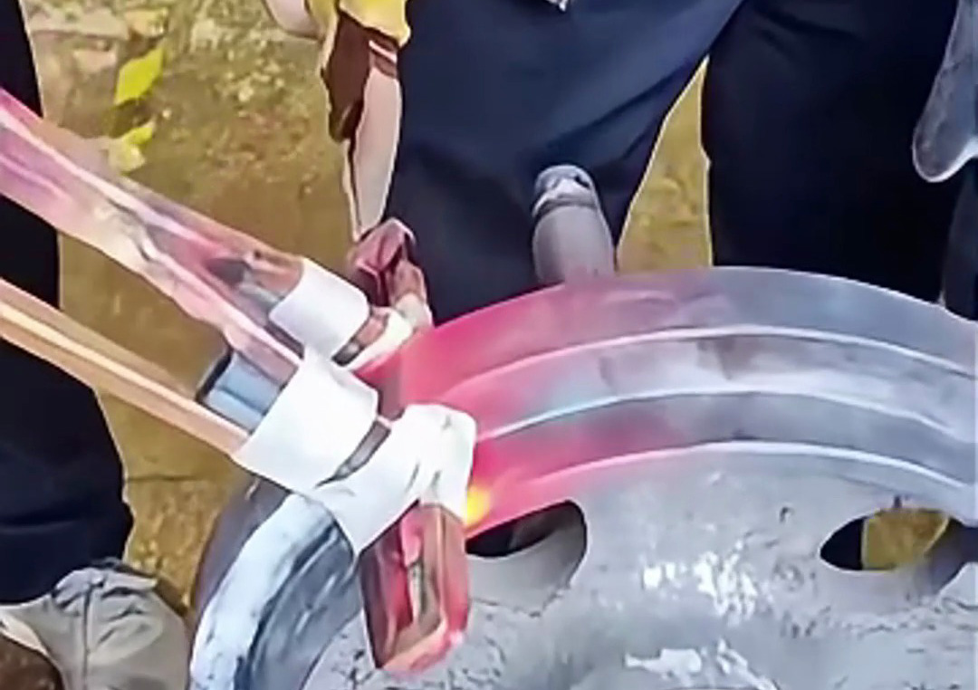 一種類行車輪表面淬火熱處理工藝測(cè)試，利用感應(yīng)加熱設(shè)備局部感應(yīng)熱處理工藝