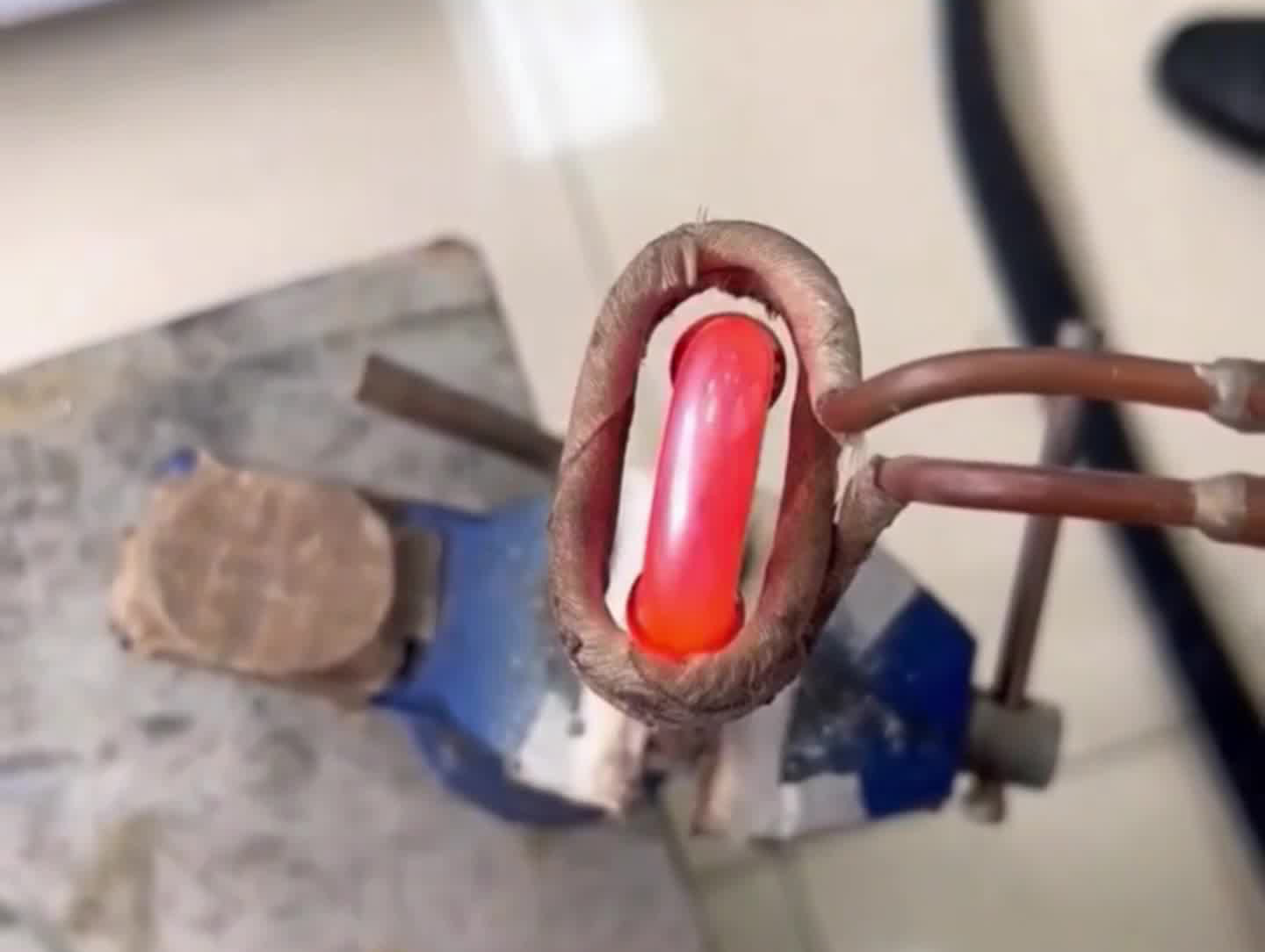 通電即用的智能手持式高頻焊接機(jī)，冷凝器銅管焊接全過程展示！